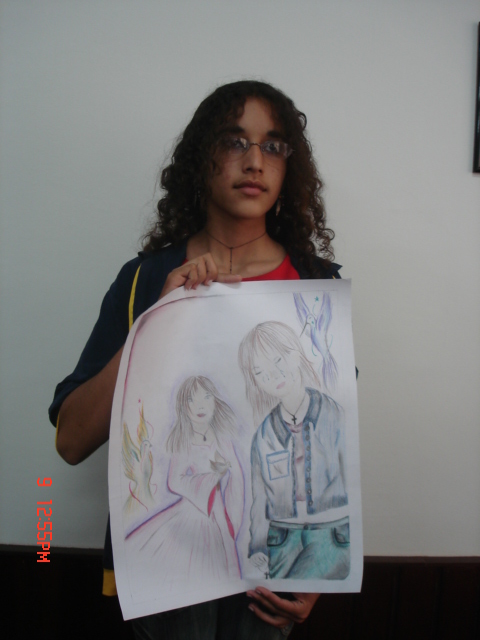 Keli Cristina Barbosa dos Reis mostra o cartaz de sua autoria