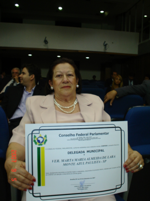 Vereadora Marta Lara exibindo seu diploma