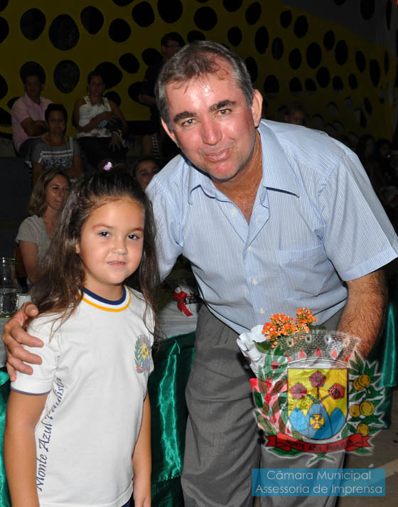 Aluna da EMEI Zenaide Rosinha e o vereador Zinho Cantori