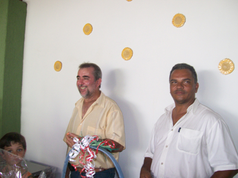 Vereadores ajudam na realização do bingo