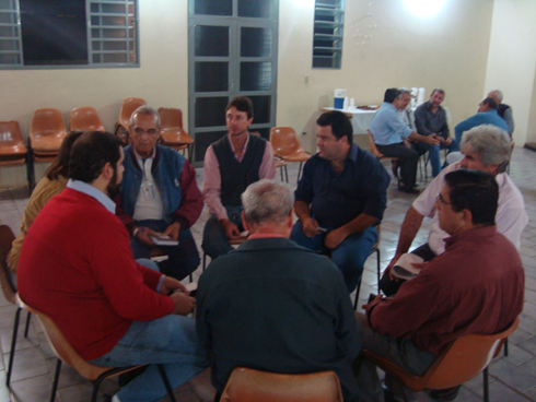 Vereadores integram os grupos na oficina de trabalho