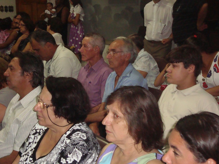 Vereador Nardo Gurjon, presidente do Legislativo, atento à apresentação do Coral de Sinos do IAP