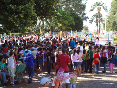 Público que prestigiou o Brincando na Praça