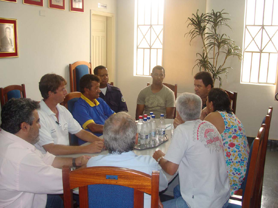 Vereadores e responsáveis pelo ônibus circular reunidos na Câmara Municipal, na tarde desta segunda-feira (28)