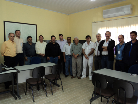 Vereadores e demais autoridades durante inauguração de secretaria municipal