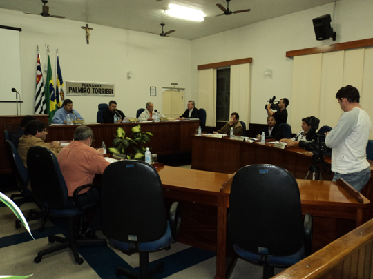 Vereadores em sessão ordinária, no Plenário Palmiro Torrieri