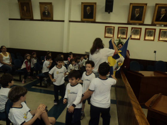 Alunos do Colégio Alternativo no Plenário Palmiro Torrieri, na tarde do dia 26