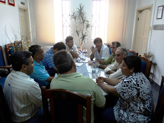 Vereadores reunidos para discussão da pauta da sessão da próxima segunda-feira (26)