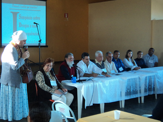 Autoridades e palestrantes apreciam apresentação artística