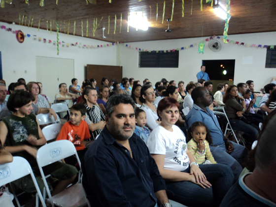 Marcelo Otaviano (ao lado da voluntária Beatriz Plaza) prestigia as apresentações do Projeto Arte Viva
