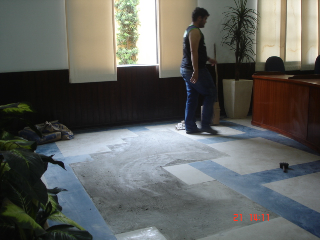 Piso que está sendo reparado no plenário