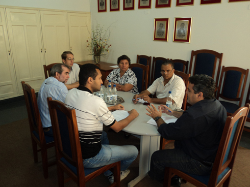 Vereadores e contador da Casa de Leis reunidos com o agente fiscal Adriano