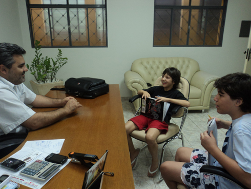 Presidente do Legislativo em conversa descontraída com estudantes do ensino fundamental
