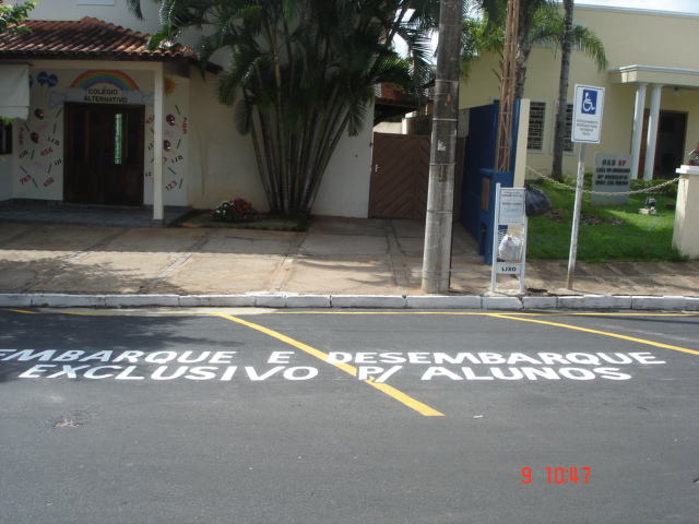 Espaço exclusivo para embarque e desembarque de alunos