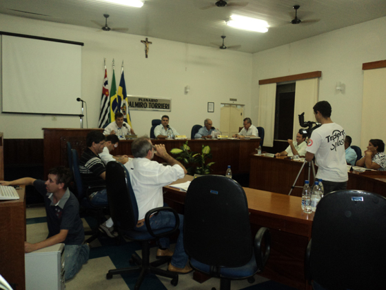 Vereadores reunidos ordinariamente na noite da segunda-feira (20)