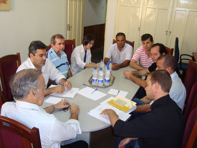 Vereadores, prefeito e representantes do Kaiowas