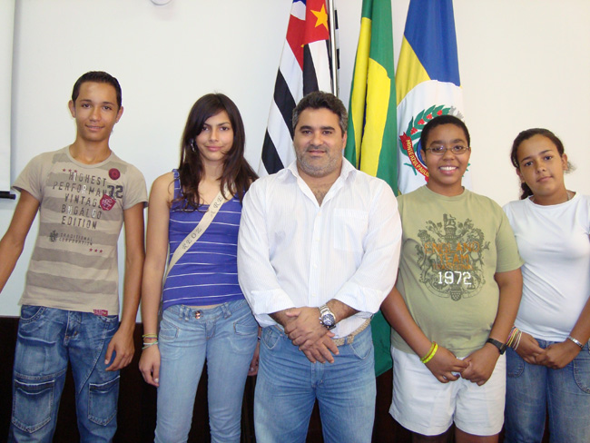 Marcelo Otaviano com a nova mesa diretora mirim: Igor Alexandre, Ana Beatriz, Igor Rodrigues da Silva e Rainara