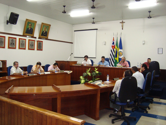 Vereadores reunidos durante a primeira sessão de agosto