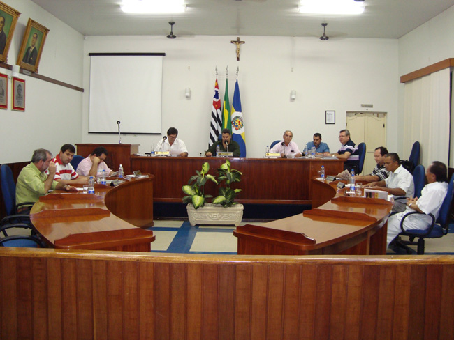Vereadores durante a primeira sessão extraordinária do ano
