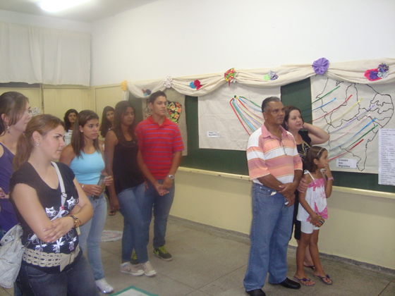 Com a esposa e a filha, o vereador Toninho do Sindicato assiste a uma apresentação de alunos