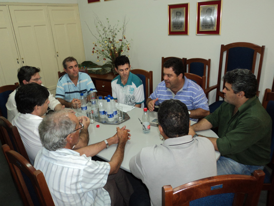 Vereadores em reunião com o contador da prefeitura para definir valor das subvenções