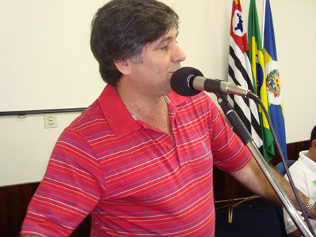 Dr. Lemo durante uso da Tribuna