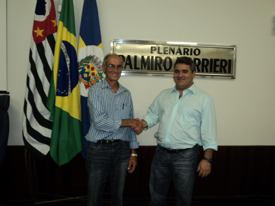 Nardo Gurjon recebe os cumprimentos de Marcelo Otaviano