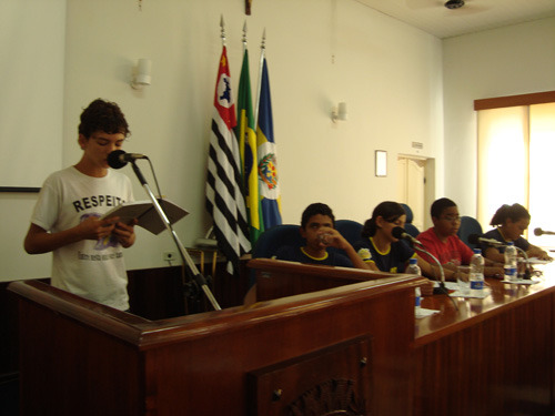 Momento da leitura do ECA na sessão mirim de outubro