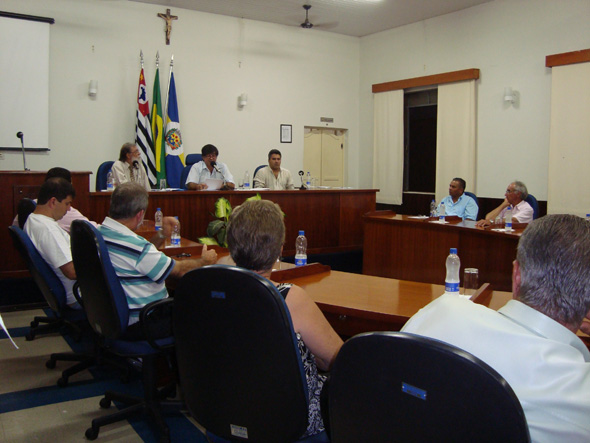 Primeira reunião para formação de associação para deficientes físicos: presença marcante dos vereadores