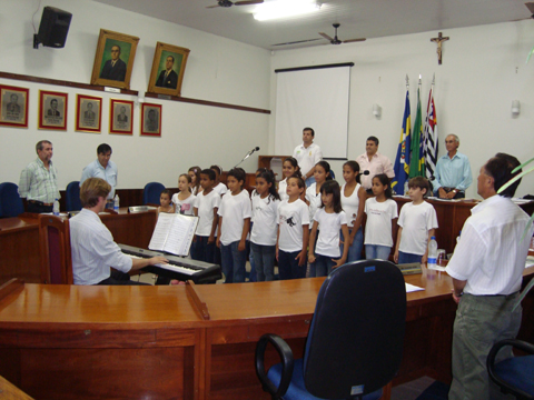 Coral Infantil JazzBrasil, durante execução do Hino Nacional