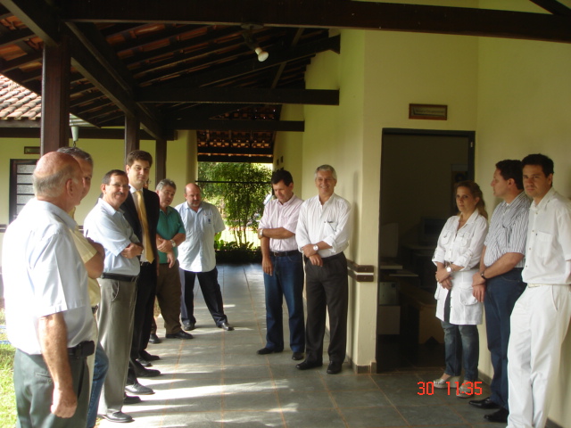 Convidados presentes na inauguração do centro de informática da Apae com diretores da entidade e representantes do Serpro