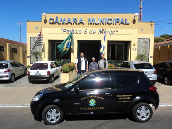 O presidente do Legislativo (ao centro) com os agentes do CREA