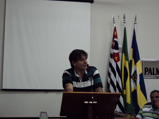 Vereador Dr. Lemo faz suas manifestações na tribuna, durante a última sessão do mês