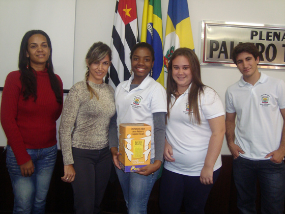 Marcela e Solange e os estagiários Carol, Alessandra e Heitor responsáveis pela digitação das notas e cupons fiscais do programa Nota Fiscal Solidária