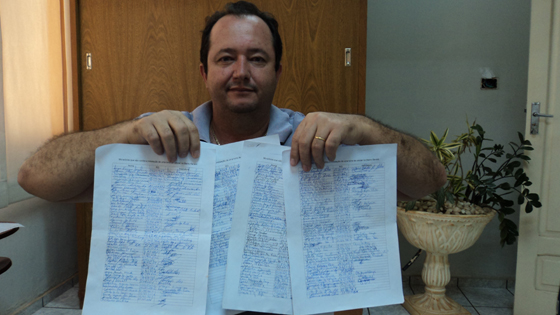Vereador Té exibe abaixo-assinado que deverá ser entregue ao prefeito em exercício