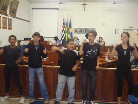 Grupo TF Teen durante apresentação no Plenário Palmiro Torrieri