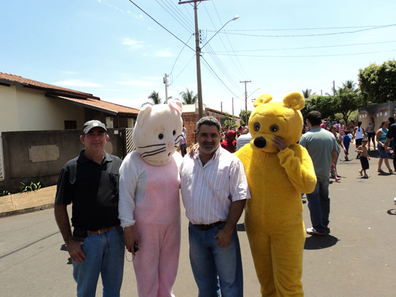 Zinho Cantori e Marcelo Otaviano com os bonecos animadores da festa