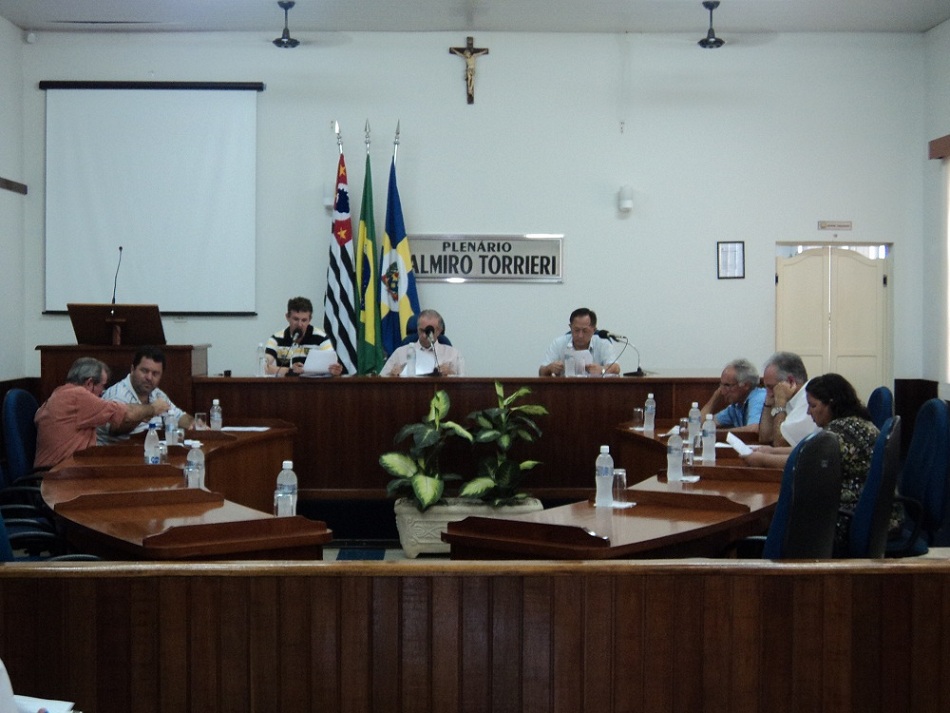 Vereadores, representantes do Executivo e o secretário da Saúde, na audiência do dia 14 