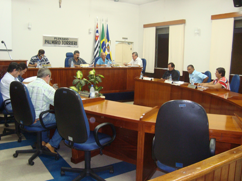 Vereadores durante sessão ordinária na noite de segunda-feira (22)