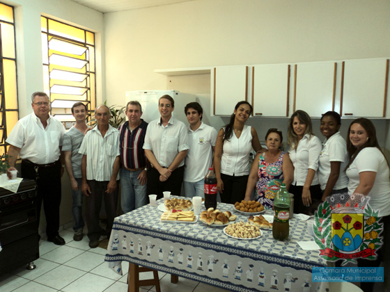 O aniversariante Nardo Gurjon (o terceiro da esquerda para a direita), ao lado do vereador Zinho Cantori e funcionários da Casa de Leis