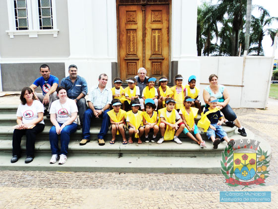 Zinho Cantori e Marcelo Otaviano com os manifestantes contra a dengue na Praça Rio Branco