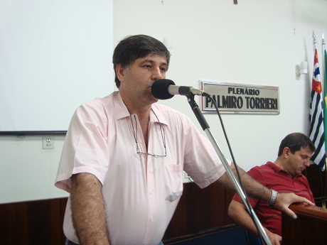 Dr. Lemo durante uso da Tribuna