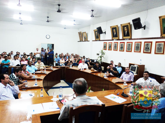 Vereadores e demais participantes da audiência pública que tratou da Lei 1.100/93, na noite da quinta-feira, 24 de novembro