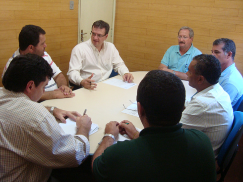 Membros da Comissão dos Servidores Municipais reunidos na Prefeitura Municipal