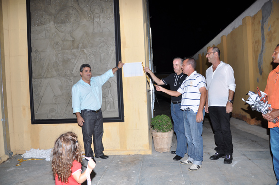 Marcelo Otaviano, Gilberto Arroyo, Júlio e Celô no descerramento da placa de inauguração do painel Trabalhador I (Ciclo do Café – Laranja)