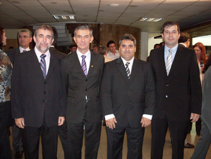 Aprovação – Vereadores de Monte Azul e o deputado Davi Zaia: movimentos que podem garantir vida longa à citricultura. 