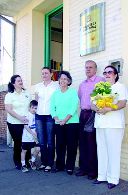 Familiares do homenageado e a vereadora Marta Lara