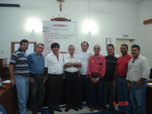 Jesus Bello, ao centro, com os vereadores 