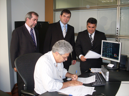 Momento da entrega de pedidos ao chefe de gabinete do deputado Vinholi